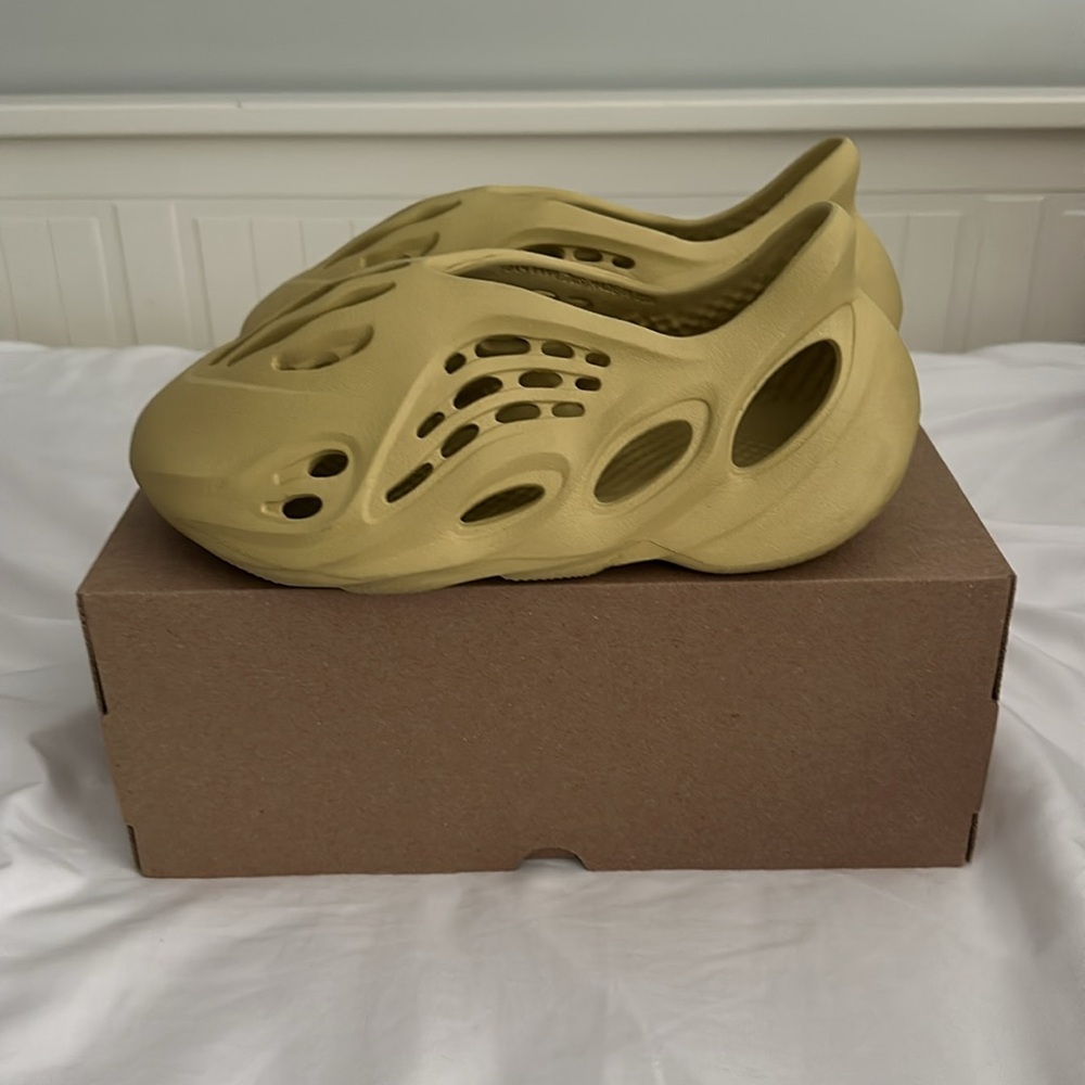 Yeezy Foam RNR - Picture 2 of 5